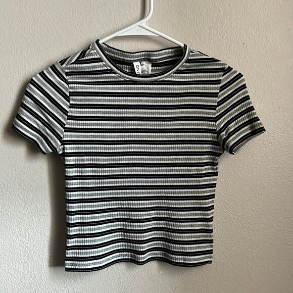 NWOT Divided Women’s Crop Top - Picture 2 of 4